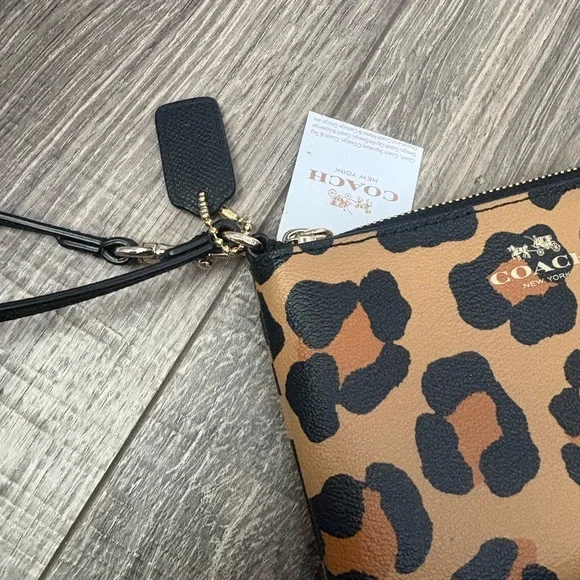 Coach wristlet / wallet in Cheetah print NWT from pet and smoke free home - Picture 10 of 15